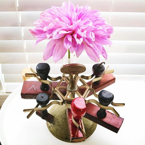 Upcycle a vintage stamp holder into a one-of-a-kind DIY centrepiece in under 5 minutes!! Stamp holder | |centerpieces DIY | stamp holder vintage | stamp holder repurpose | stamp holder ideas | stamp holder antiques | stamp holder decor | stamp holder vintage decor | stamp holder vintage retro | stamp carousel |stamp carousel vintage | Vintage Standard Rubber Stamp Holder | vintage rubber stamp holder | antique rubber stamp holder | Birdz of a Feather | birdzofafeather.ca | #inkstamp #inkstampholder #stampcarousel #centerpieces #centerpiecesdiy